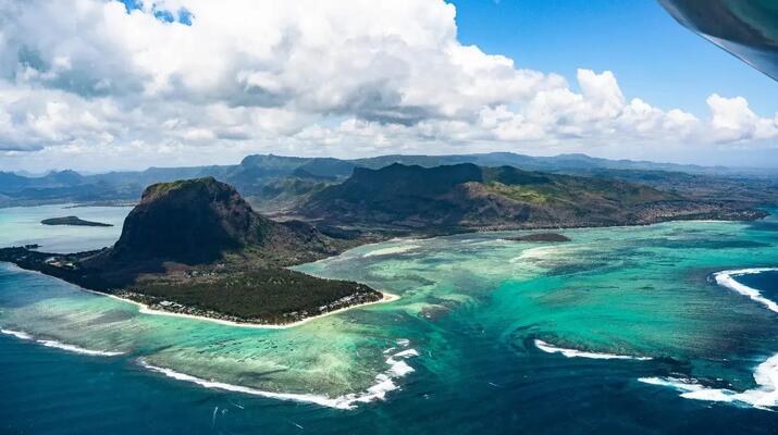 Scenic Flights-Le Morne-Scenic seaplane flight over Mauritius-4